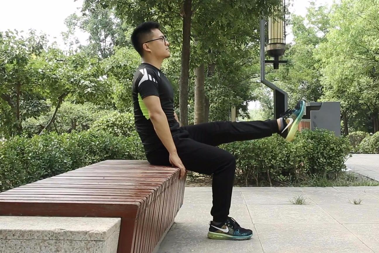 每天坚持坐在凳子上抬腿60次拉伸腿部肌肉减大腿根部