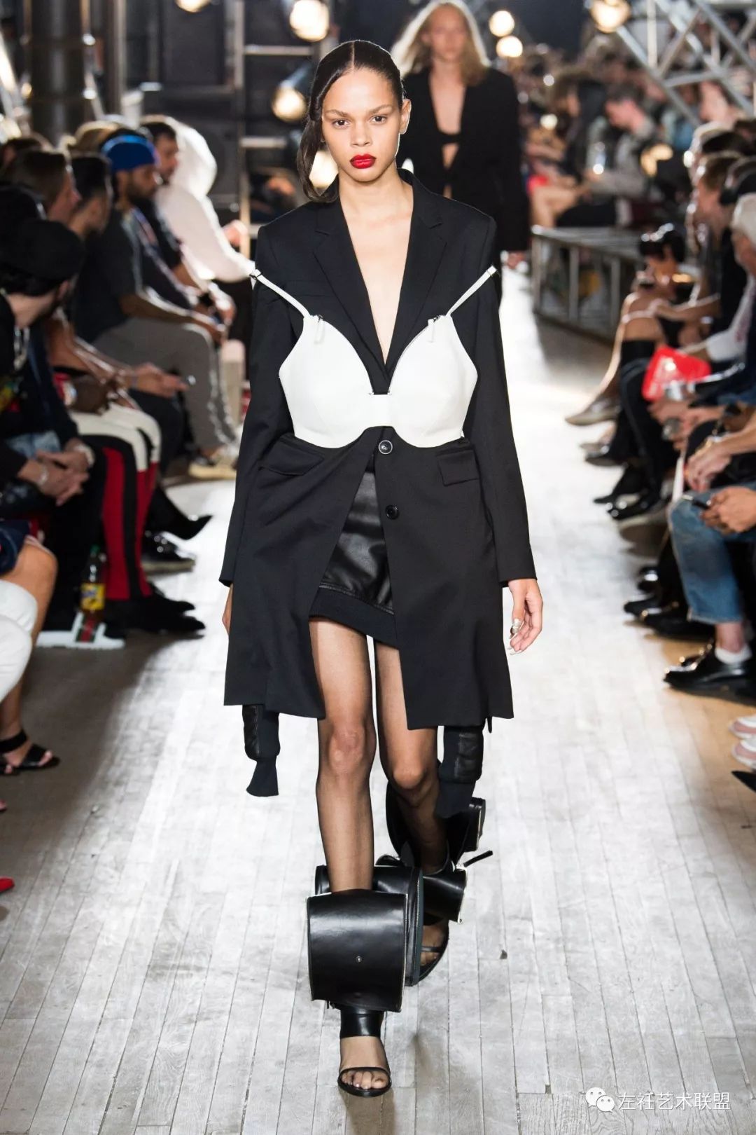 内衣外穿设计是低俗挑逗还是时尚优雅