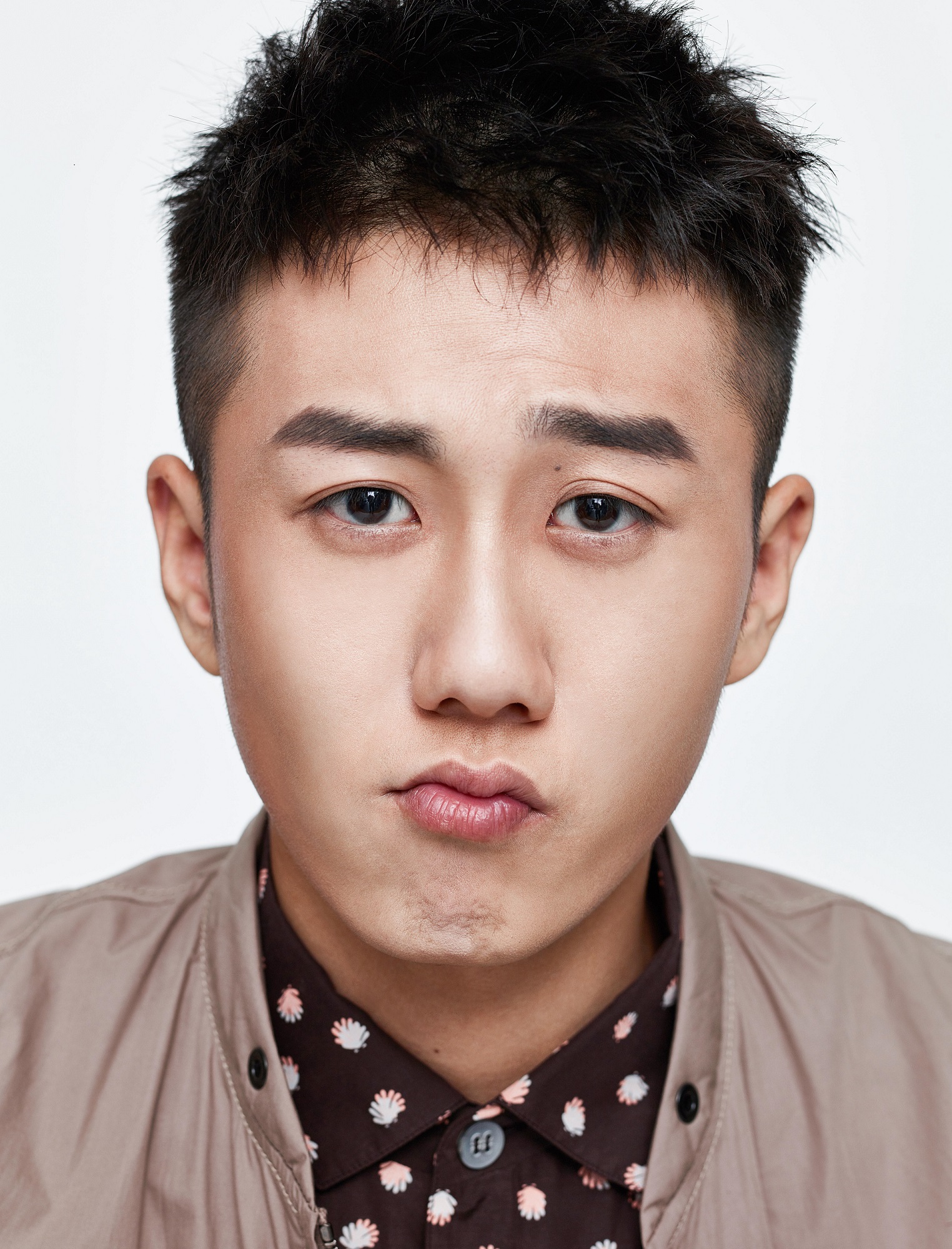 姜冠南生日写真曝光 逗趣暖心散发率性魅力