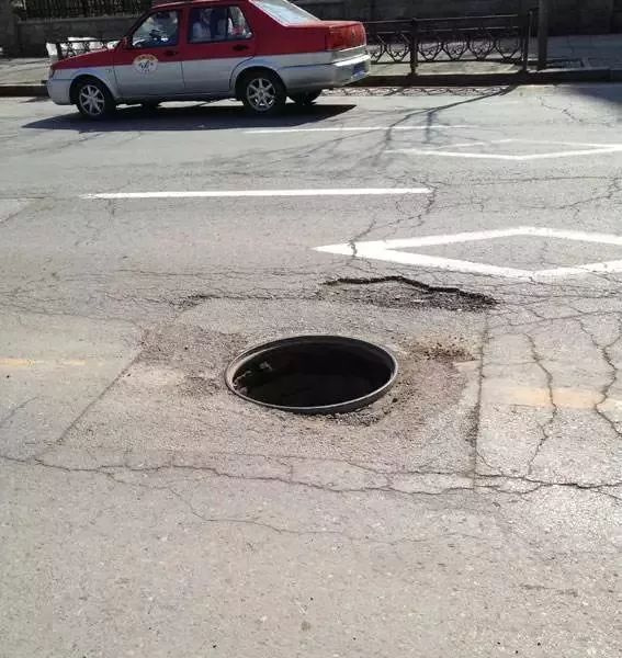 怎么回事长沙一小区竟缺失21个自来水井盖太危险了