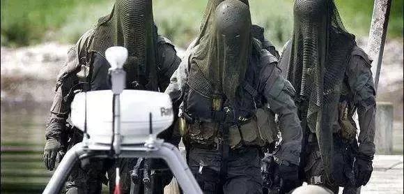 别看她仿佛披着一身蚊帐恐怖至极,但是这个确实是丹麦蛙人部队的标准