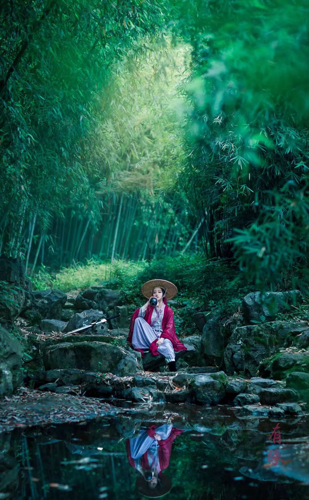 市企摄协分享摄影点评竹林女侠喝小酒咱们讨论讨论水里倒影
