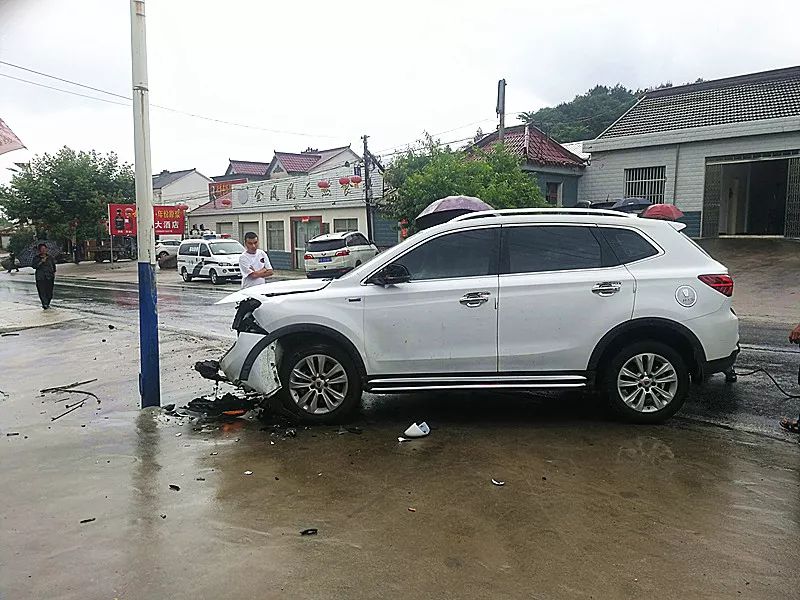 11:30左右,青阳县上东堡境内,白色小轿车与蓝色小轿车两辆碰撞事故