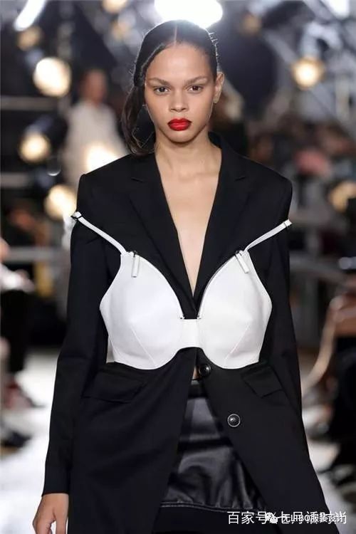 内衣外穿设计是低俗挑逗还是时尚优雅