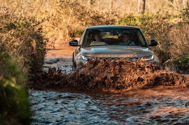 路虎揽胜最大涉水深度:900mm路虎揽胜运动最大涉水深度:850 mm路虎
