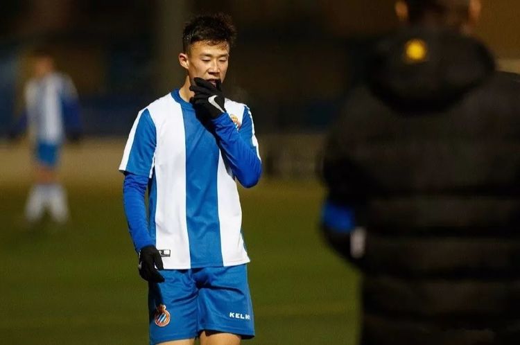 前恒大队长输球后公开激吻照恒大球迷炮轰他你自甘堕落