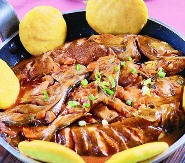 地锅鱼成为胶东的招牌很久了 经久不衰 来看看怎么做的吧