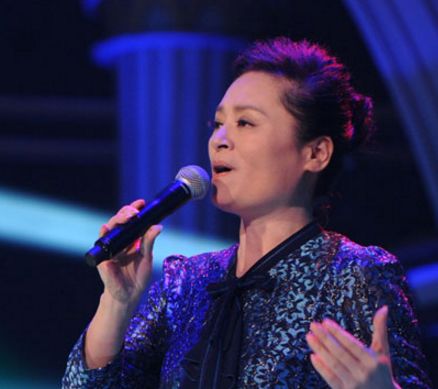 因综艺复出爆红,破产后被弟弟打至脑震荡,今62岁沦靠保姆谋生_金炜玲