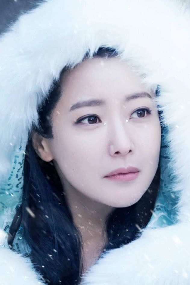 原创金喜善穿少女装庆祝42岁生日捧蛋糕卖萌颜值又回巅峰