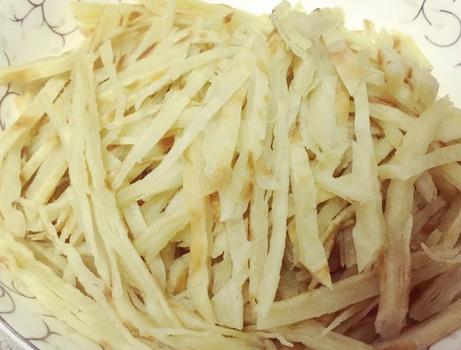 炒饼丝时,掌握3个小妙招,饼丝不干不湿,口感适中,还不易粘锅_芸豆