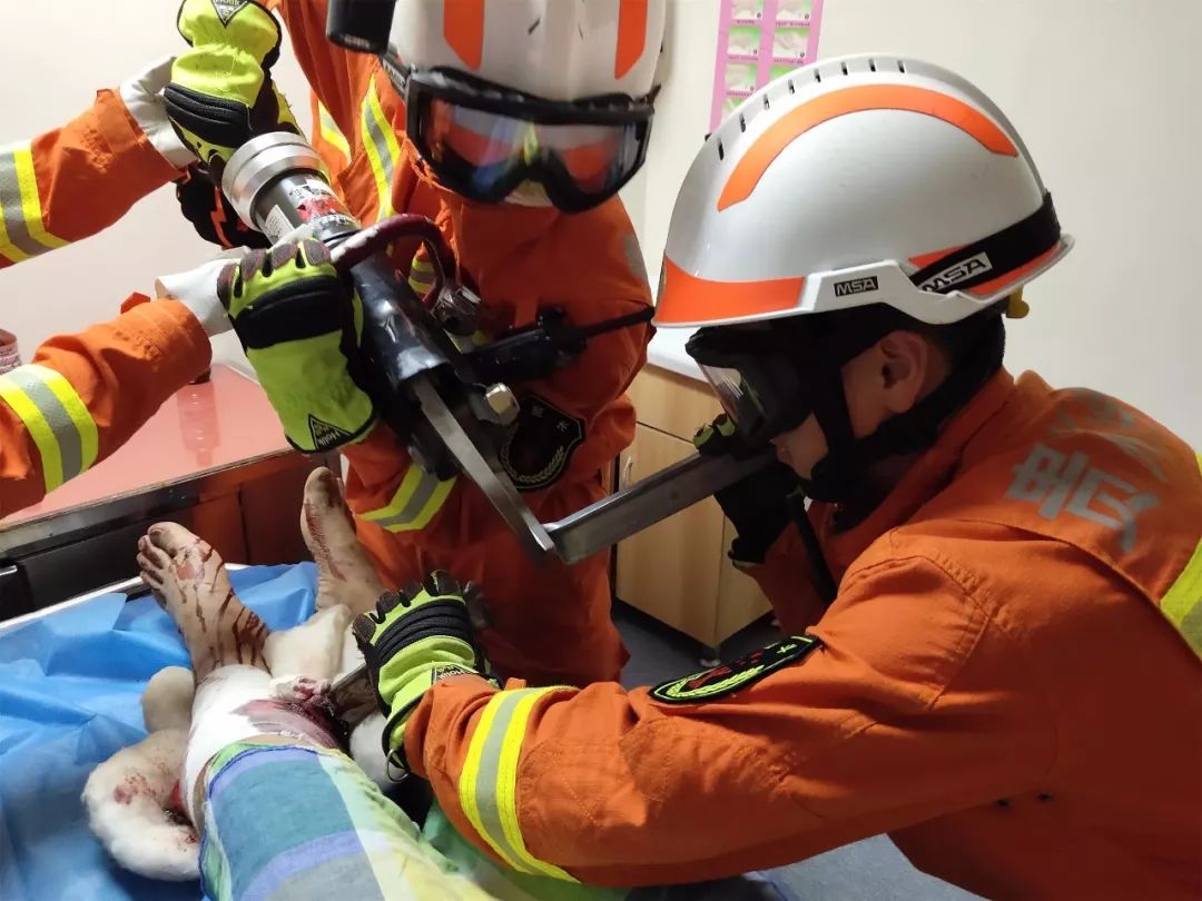 凯里一男子被一根钢管刺穿腿部情况十分紧急附视频