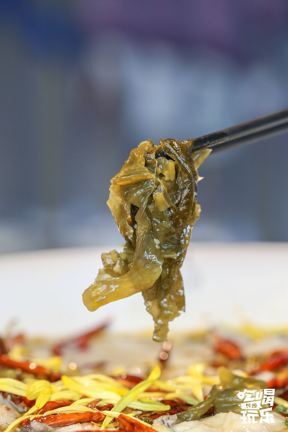 这味道够酸爽德思勤这家分量超足的酸菜鱼让你欲罢不能