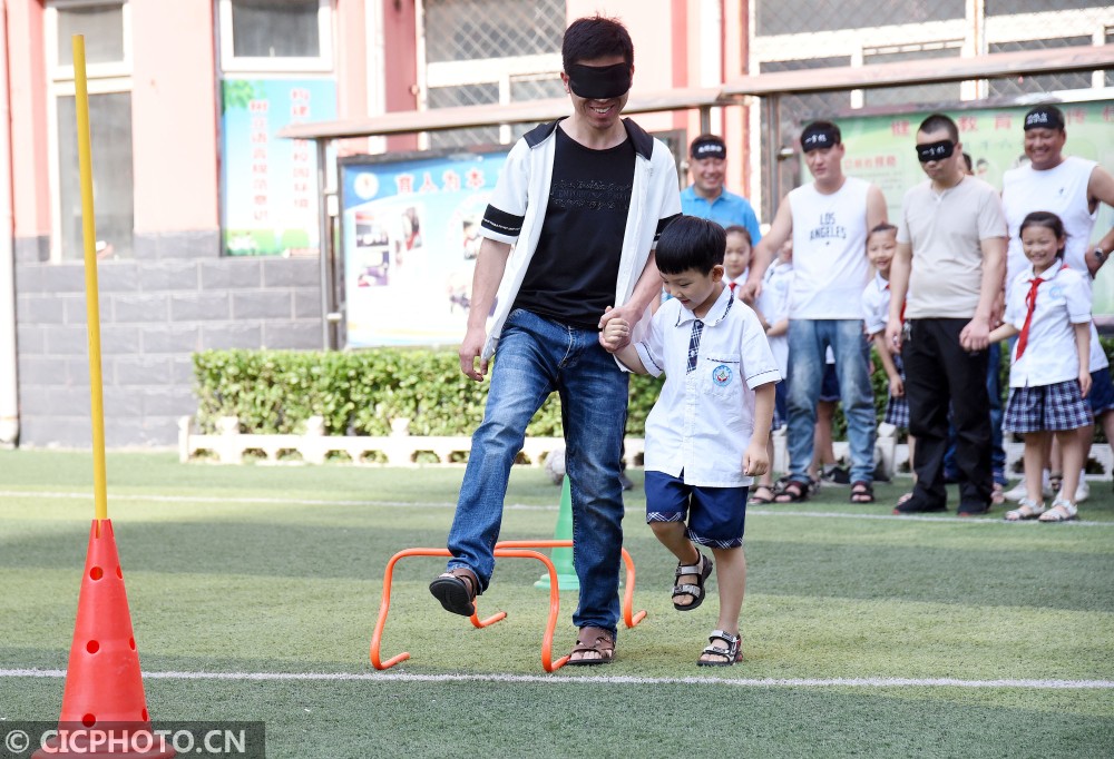 趣味运动会 迎接父亲节_郝群英