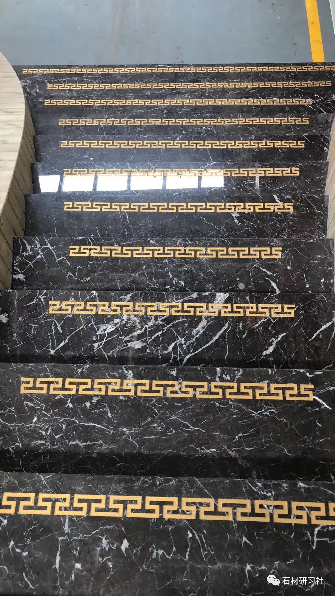 大理石具有稳固的性质,作为楼梯踏步常用材料,不但花色多样,在磨边,开