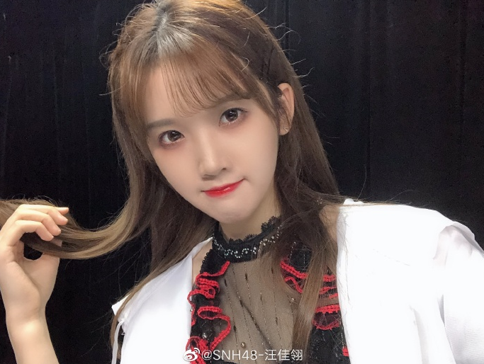 snh48汪佳翎深夜晒出自拍女神称自己是朵花