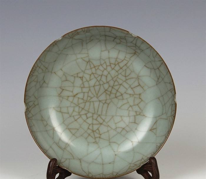 古代青瓷史上的巅峰之作官窑青釉冰裂纹瓷盘