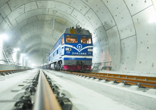 图为6月12日拍摄的铺轨完成后的京张高铁清华园隧道. 新华社发