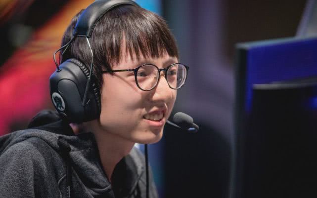 严君泽蓝色西装亮相这也太帅了吧网友电竞王俊凯不是白叫的