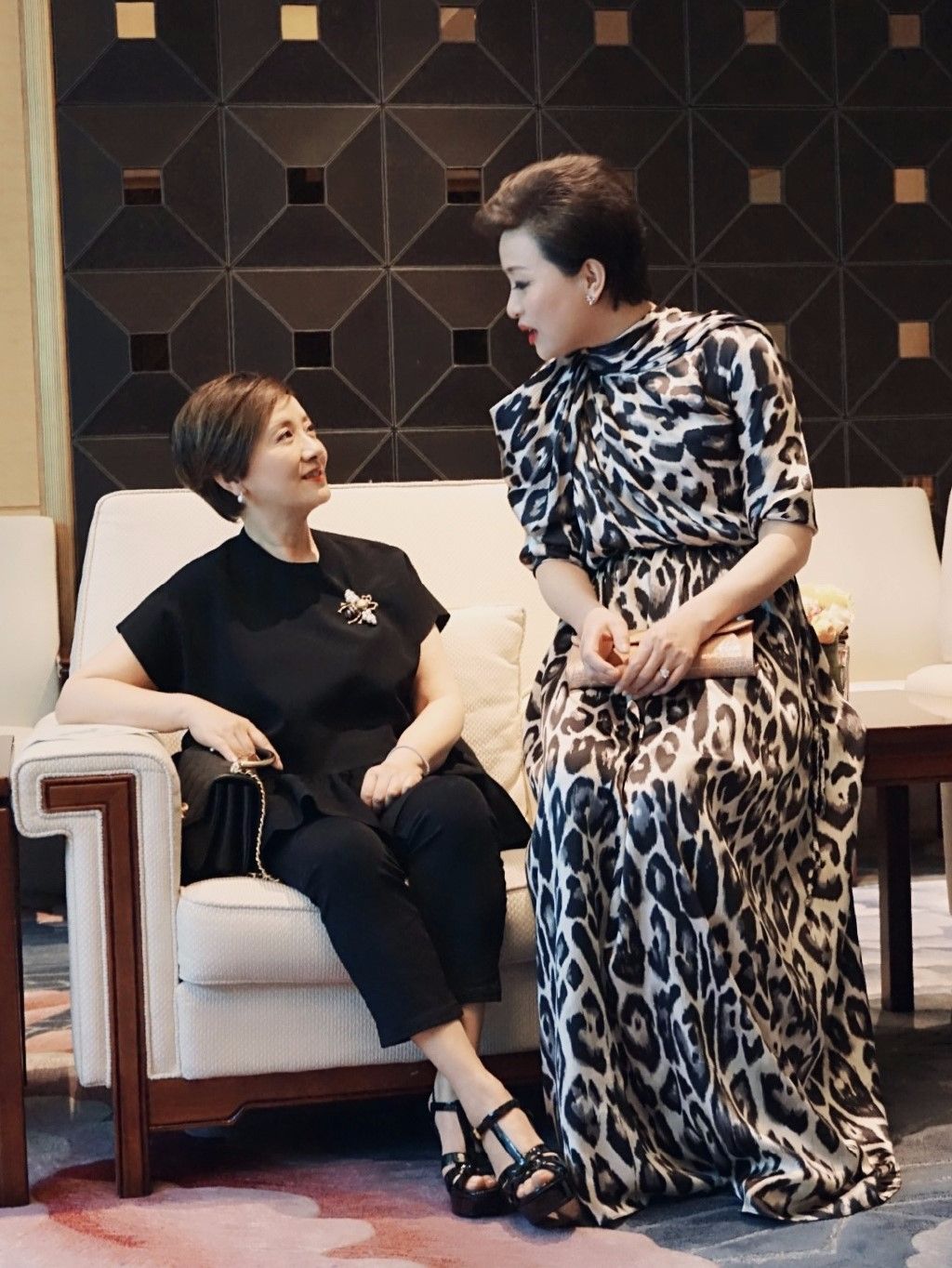 60多岁就该像邓婕这样打扮散发出的知性美从容大方有气质