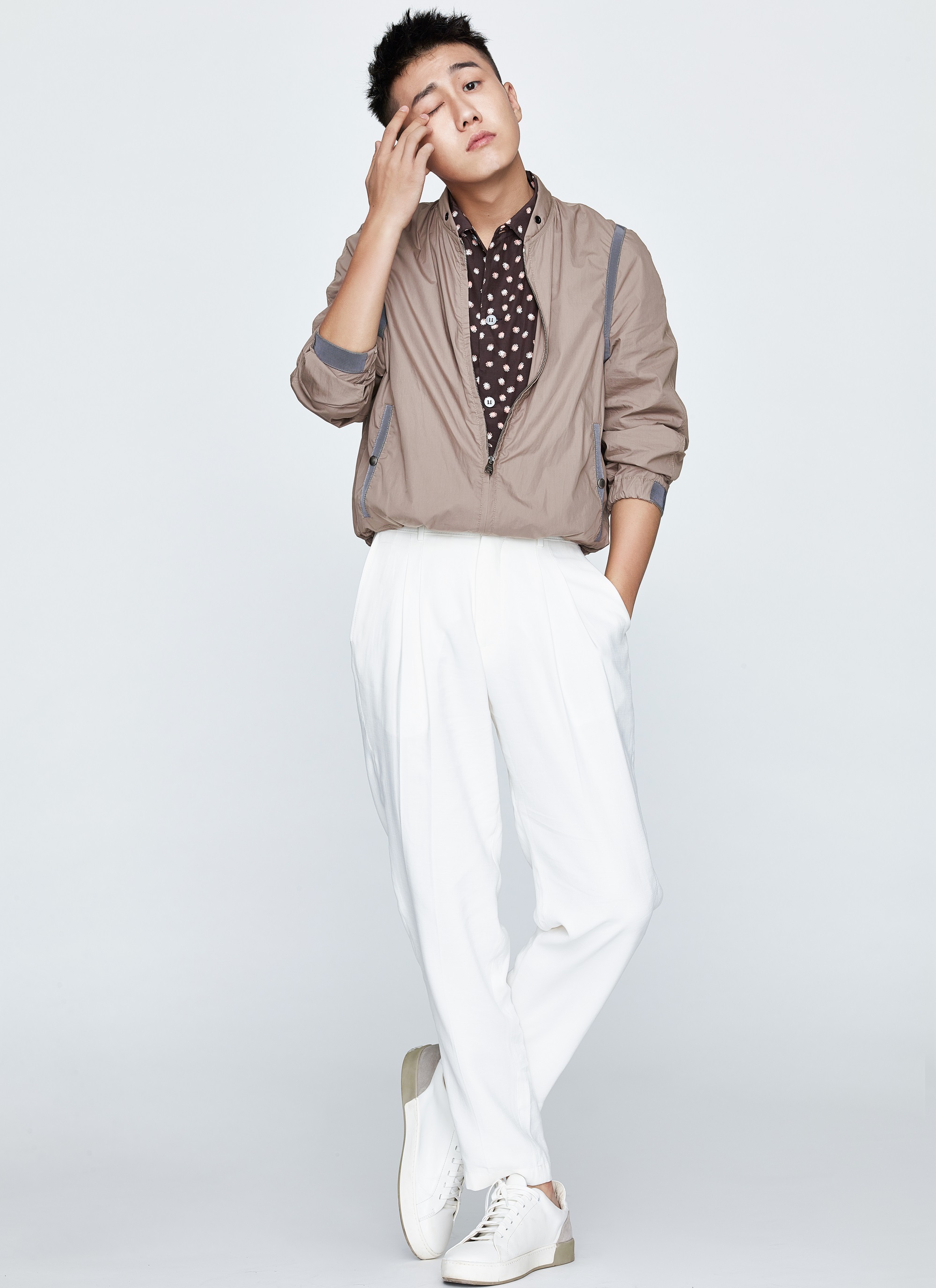 姜冠南生日写真曝光 逗趣暖心散发率性魅力