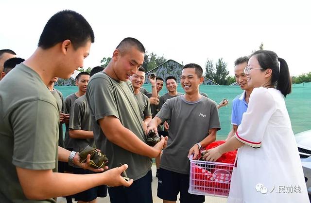 女兵假日三连拍告诉你些小秘密