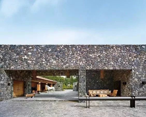 自己盖房子用捡来的石头做外墙够美