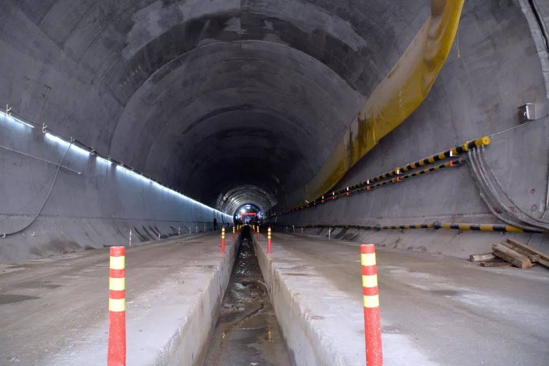 金台铁路大陆岸隧道顺利贯通04●近日,中铁二局贵南高铁项目永康隧道