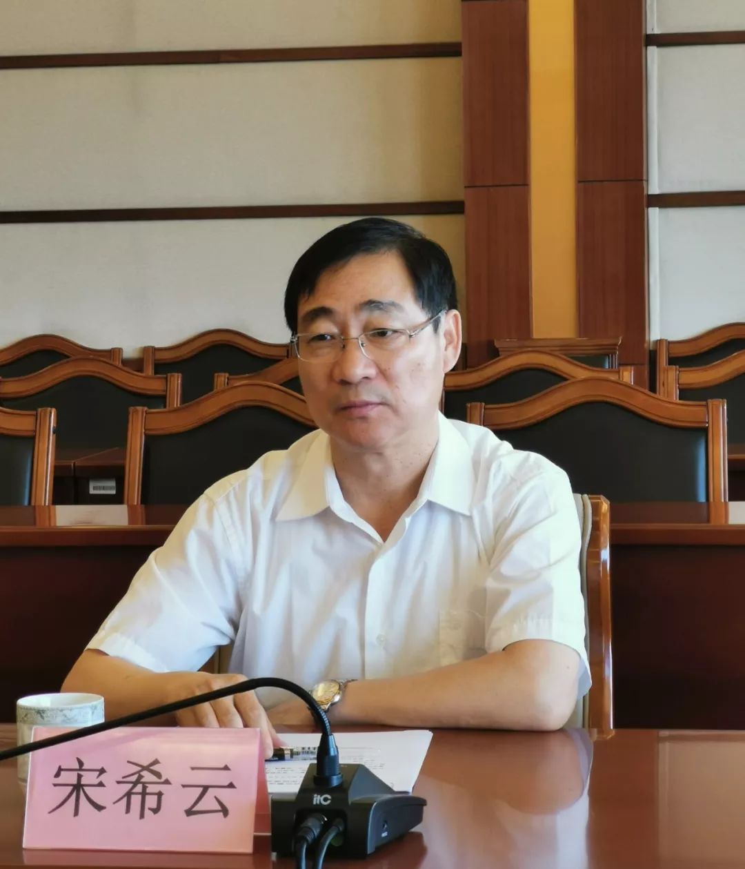 青岛农业大学校长宋希云向中国马会秘书长岳高峰颁发聘书.