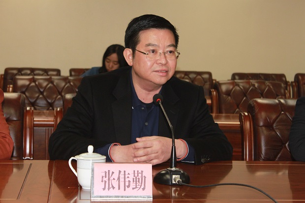 图示:普宁市委书记张时义在深港实业家揭阳考察团调研座谈会上作主题