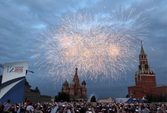 鲜花美女绚烂烟花俄罗斯多地举行盛大活动庆祝俄罗斯日