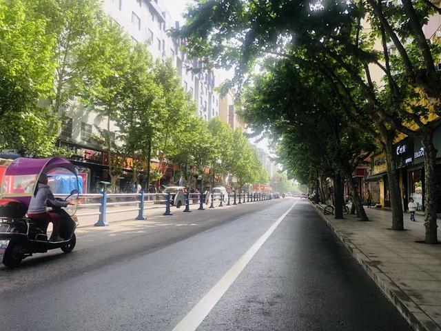 治理后的油坊沟十字路口,旺苍大桥头■治理后的电影院步行街,行政审批