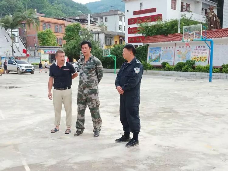 局局长张毅到我校了解情况市长唐云舒,副市长韦祖林,县委书记韦永山