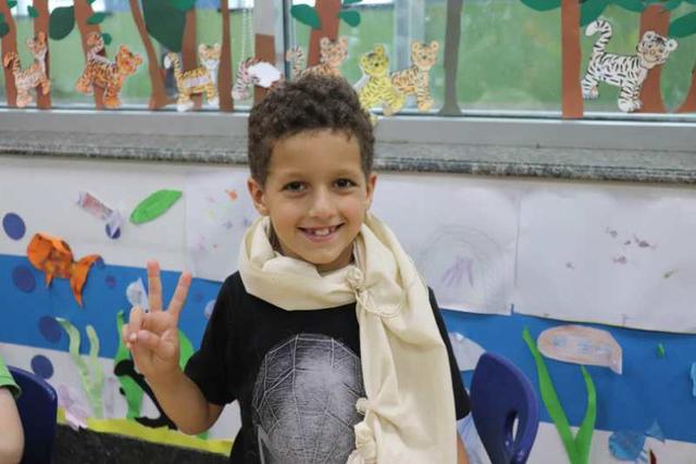 德国小朋友体验扎染技艺 感受跨越国界的传统文化