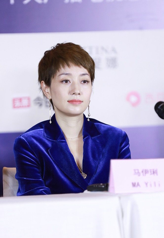 文章妻子马伊琍出席活动 短发清新 笑起来忒甜美
