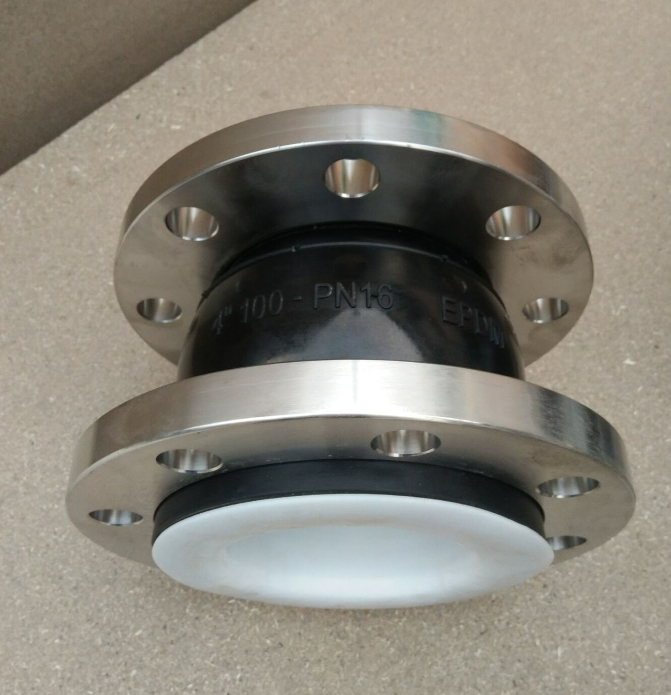 衬四氟橡胶接头解决了化工管道酸碱介质的难题