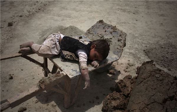 世界无童工日印度童工每天工作十多小时报酬仅10元