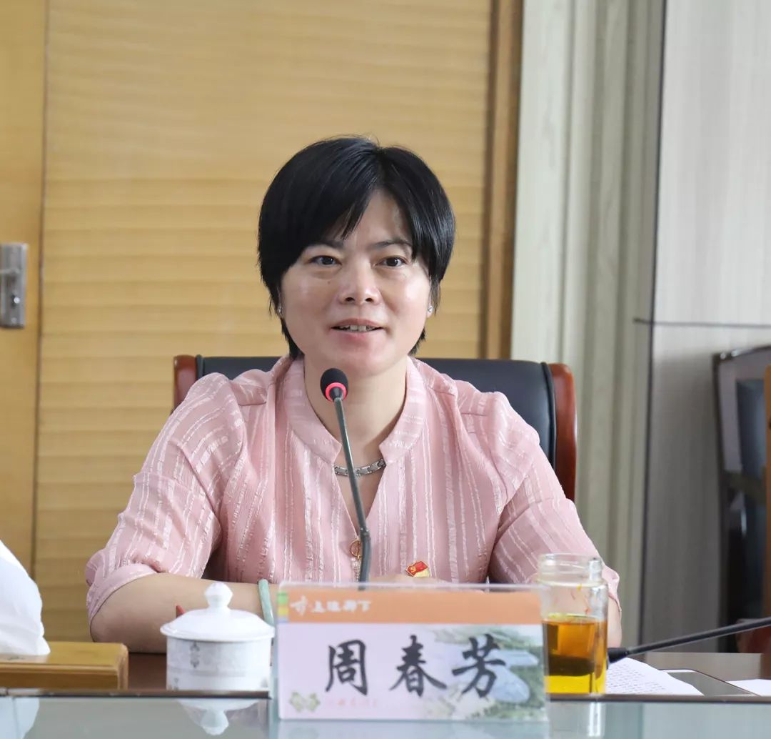 周春芳传达了市相关文件精神,她指出驻村指导员要加强学习,努力提高