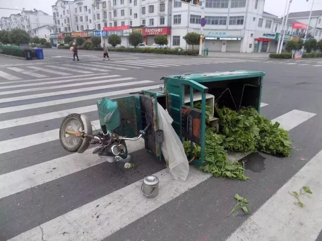 电动三轮车事故现场图图片