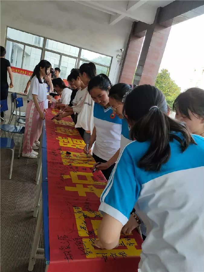 【青年活动】凤台一中团委举行爱眼日签名活动