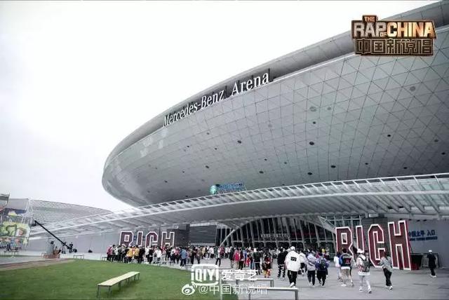 今年节目海选回归了体育馆,还是个豪华体育馆——上海梅赛德斯-奔驰
