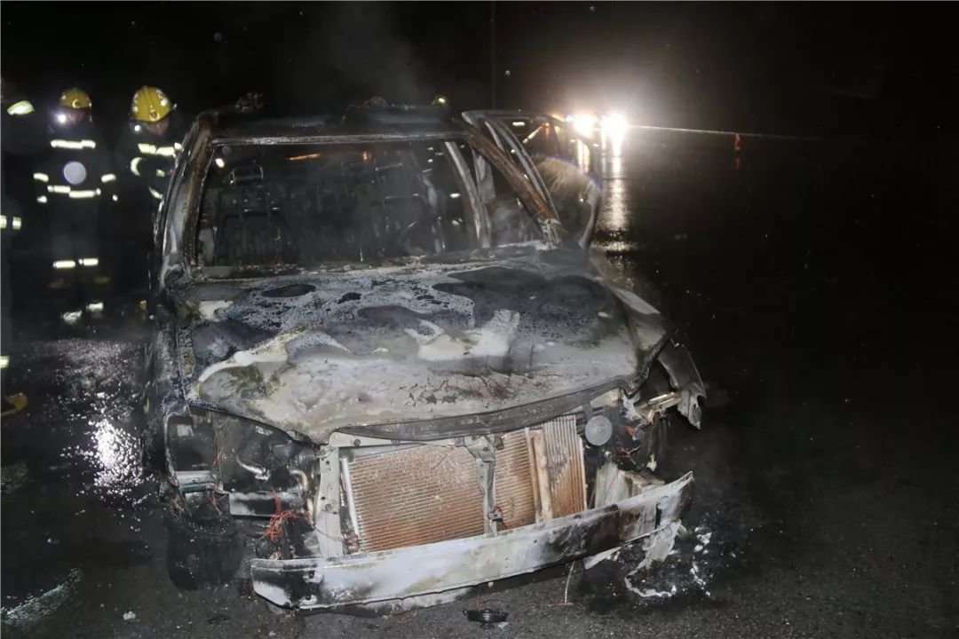 雨夜天百色一出租车着火,火势凶猛,万幸无人员被困