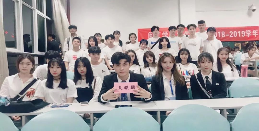 学生冉文刚,武娜,周皓玥,杨思雨,蒋晓晓,冯傲石,蔡小娇,熊威,黄昕2018