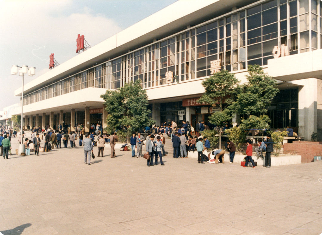 80年代的真如火车站和真如甘家宅为进一步解决市郊接合部地区的管辖