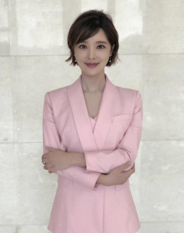 36岁央视女主持胡蝶素颜照曝光镜头前后颜值差距好大