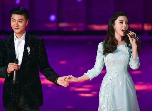 值得一提的是,随着年龄的增长,范丞丞的五官越来越像父亲,尤其是范涛