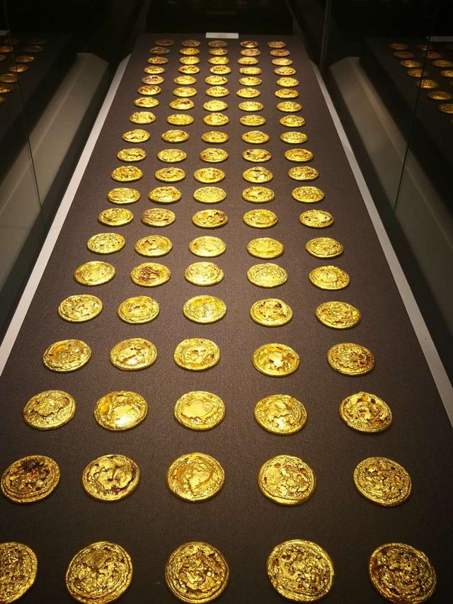 墨书小金饼但是,花天酒地的刘贺早就损耗掉了他的福报.