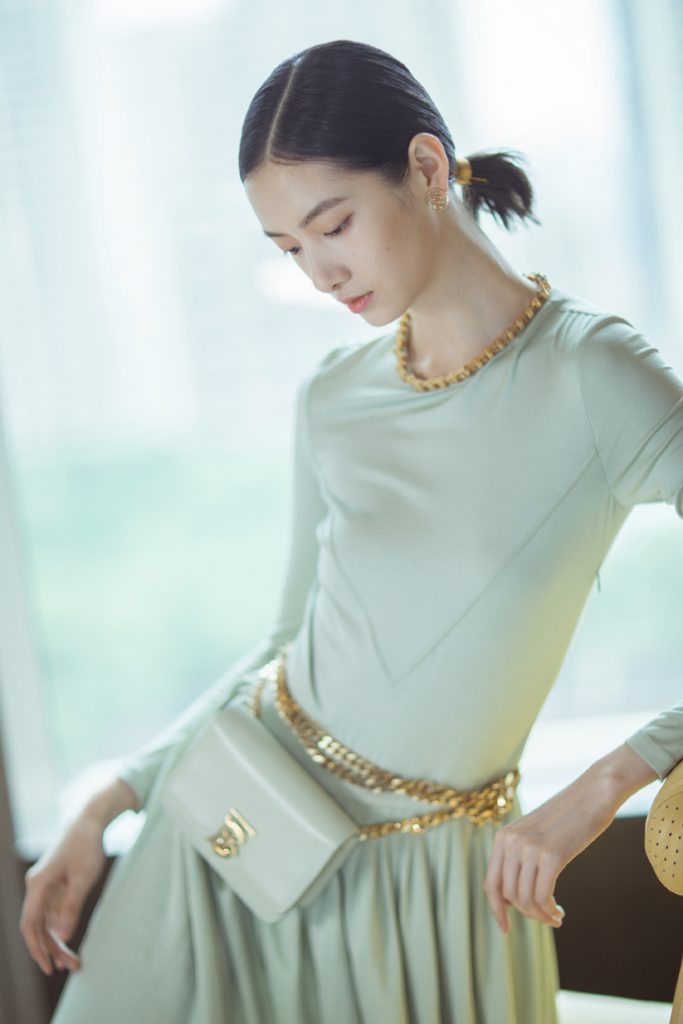 迪丽热巴和cici项偞婧撞衫burberry巴宝莉2019春季新款连衣裙各有味道