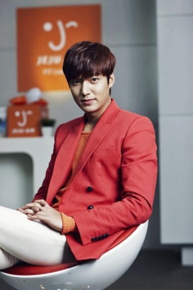 红衣的李敏镐气质散发,无论是正装还是休闲装或者羽绒都完美