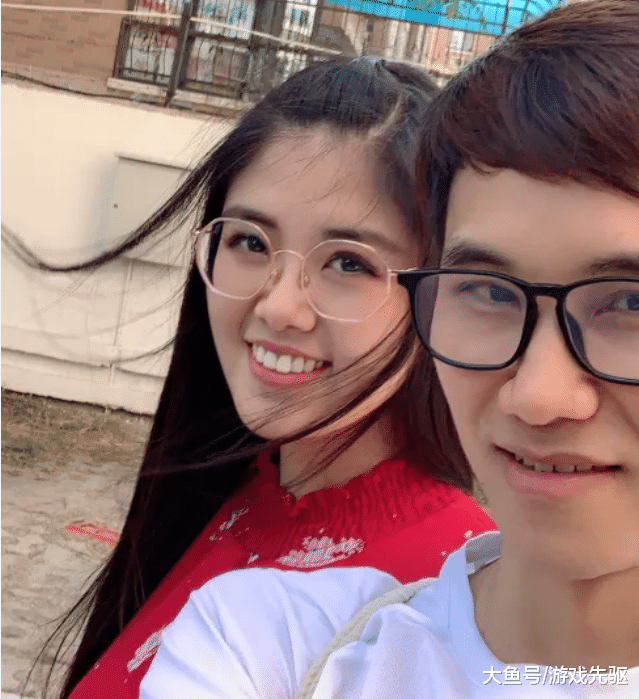 一个是他有了新的女朋友,而且这个女朋友还是一个很漂亮的文艺女主播