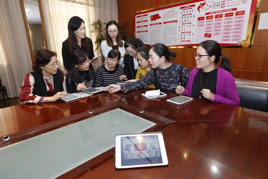 几十年来,丹城二中的教师勤勤恳恳,以学校为家园,以梧桐为心灵归宿.